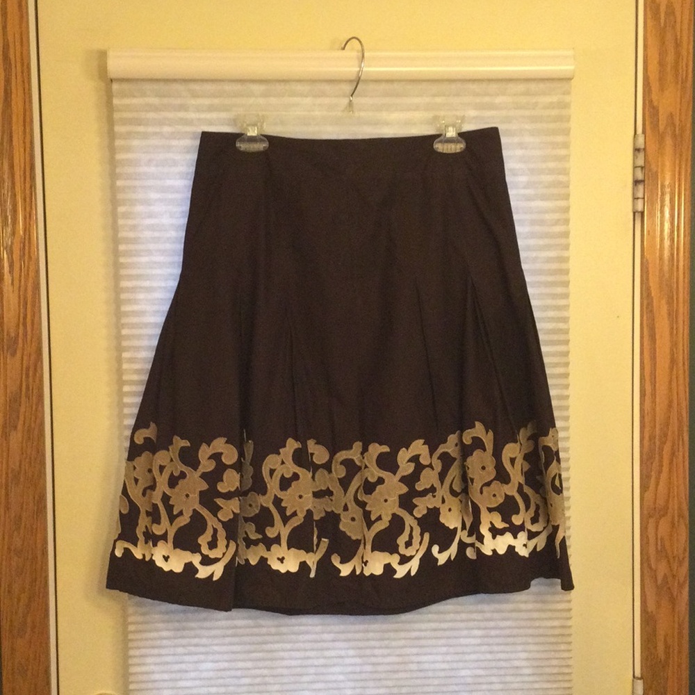 Elegant Brown Skirt with pleats and Beige to Cream Ombré Detailing